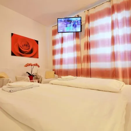 Ajo Vienna Garden - Contactless Check-In Apartment Room photo